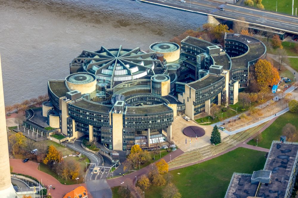 Luftbild Düsseldorf - Gebäude des Landtag mit Sitz der Landesregierung und des Landesparlament am Ufer des Flusses Rhein in Düsseldorf in Nordrhein-Westfalen NRW