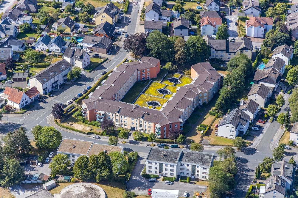 Luftbild Menden (Sauerland) - Gebäude eines Mehrfamilien- Wohnhauses an der Clemens-Brentano-Straße in Menden (Sauerland) im Bundesland Nordrhein-Westfalen, Deutschland