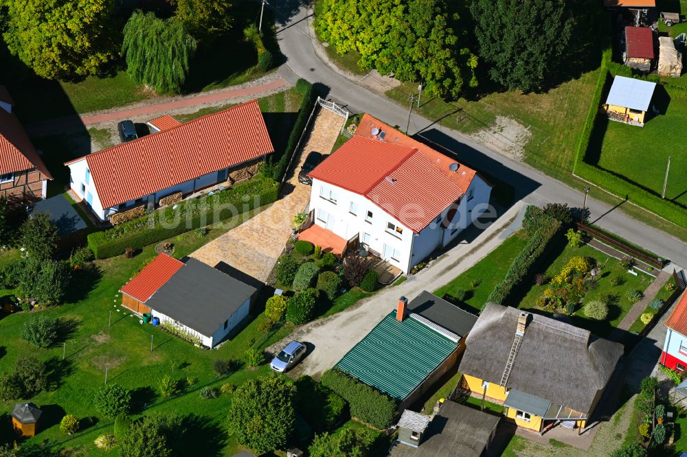 Kenz von oben - Gebäude eines Mehrfamilien- Wohnhauses mit Garten in Kenz im Bundesland Mecklenburg-Vorpommern, Deutschland