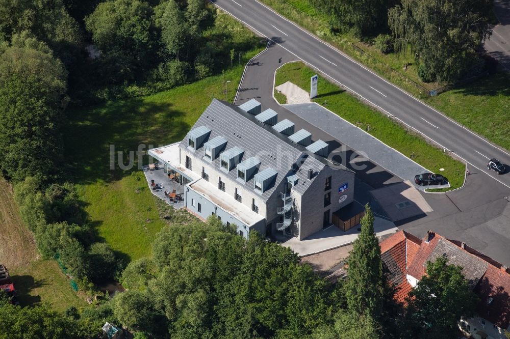 Luftaufnahme Obergeis - Gebäude eines Mehrfamilien- Wohnhauses an der Kreuzeichenstraße in Obergeis im Bundesland Hessen, Deutschland