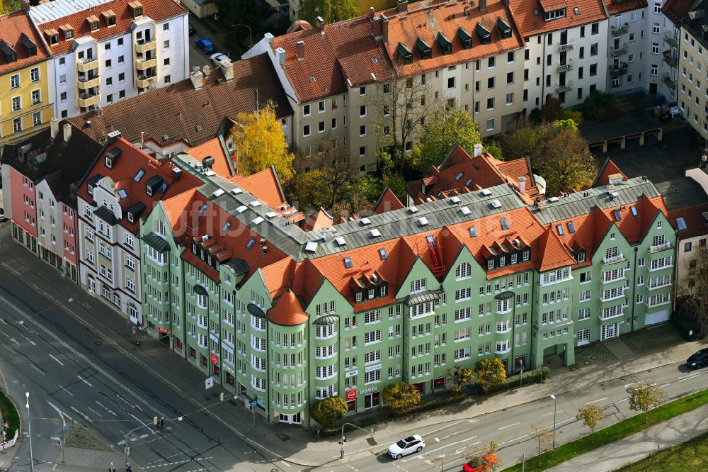 München von oben - Gebäude eines Mehrfamilien- Wohnhauses in München im Bundesland Bayern, Deutschland
