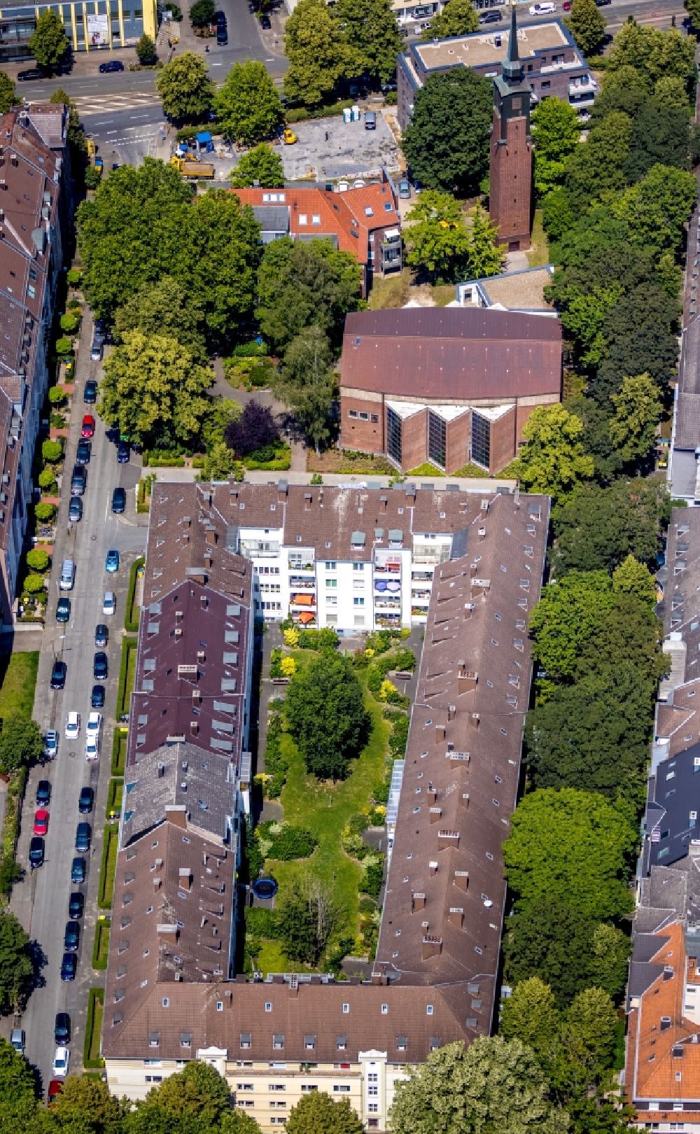 Dortmund von oben - Gebäude eines Mehrfamilien- Wohnhauses im Ortsteil Funkenburg in Dortmund im Bundesland Nordrhein-Westfalen, Deutschland