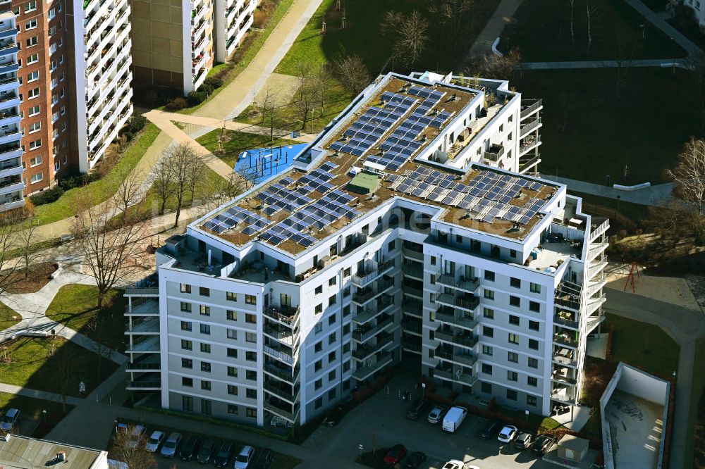 Berlin von oben - Gebäude eines Mehrfamilien- Wohnhauses im Ortsteil Marzahn in Berlin, Deutschland