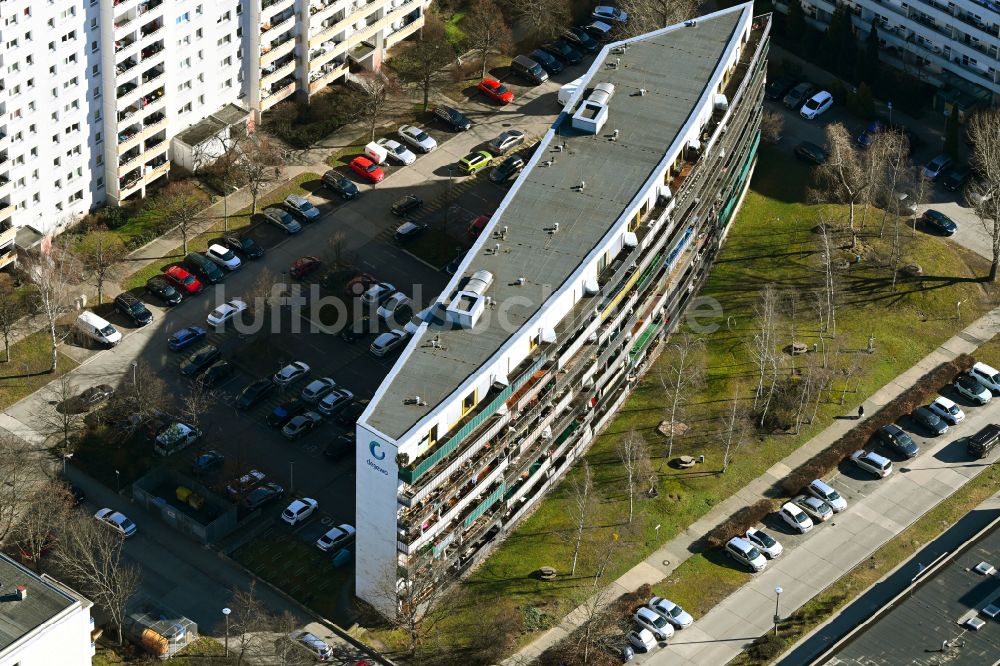 Berlin aus der Vogelperspektive: Gebäude eines Mehrfamilien- Wohnhauses im Ortsteil Marzahn in Berlin, Deutschland