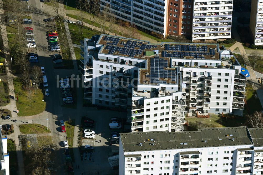 Luftbild Berlin - Gebäude eines Mehrfamilien- Wohnhauses im Ortsteil Marzahn in Berlin, Deutschland