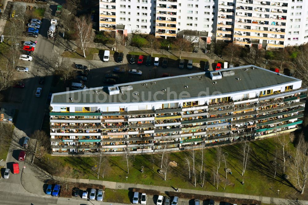 Luftaufnahme Berlin - Gebäude eines Mehrfamilien- Wohnhauses im Ortsteil Marzahn in Berlin, Deutschland