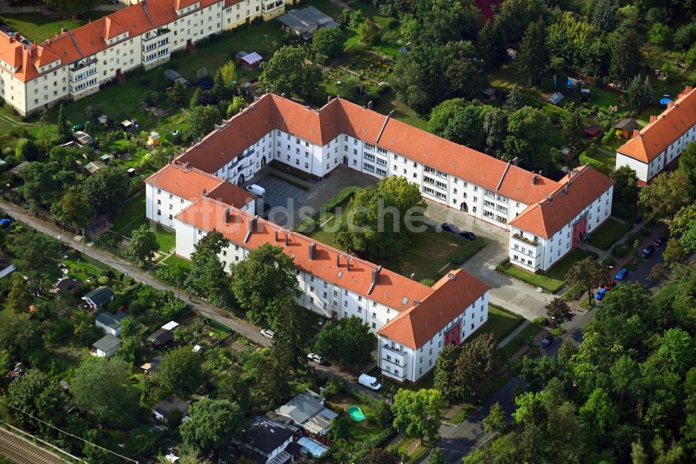Berlin von oben - Gebäude eines Mehrfamilien- Wohnhauses im Ortsteil Niederschöneweide in Berlin, Deutschland