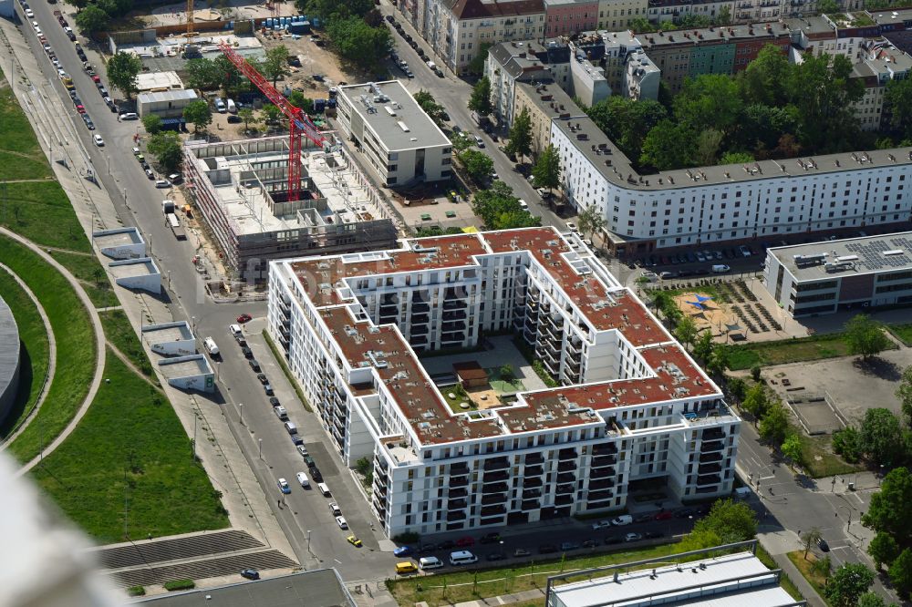 Luftbild Berlin - Gebäude eines Mehrfamilien- Wohnhauses im Ortsteil Prenzlauer Berg in Berlin, Deutschland