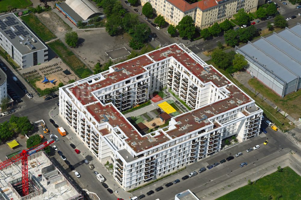 Luftaufnahme Berlin - Gebäude eines Mehrfamilien- Wohnhauses im Ortsteil Prenzlauer Berg in Berlin, Deutschland