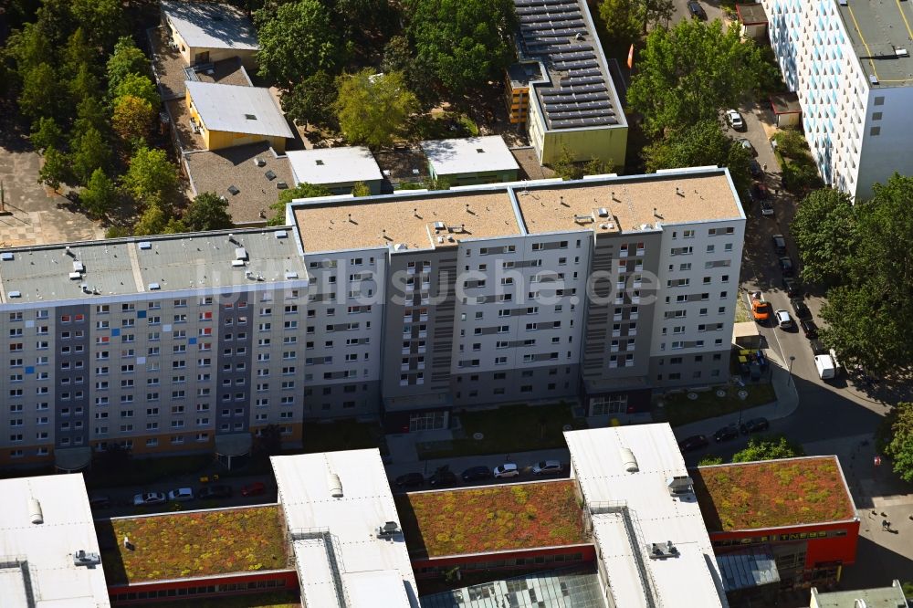 Luftaufnahme Berlin - Gebäude eines Mehrfamilien- Wohnhauses Otto-Schmirgal-Straße Ecke Erieseering im Ortsteil Lichtenberg in Berlin, Deutschland