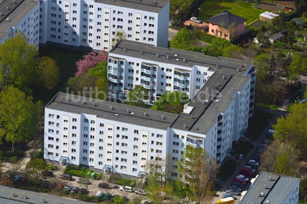 Berlin von oben - Gebäude eines Mehrfamilien- Wohnhauses an der Reriker Straße im Ortsteil Hohenschönhausen in Berlin, Deutschland
