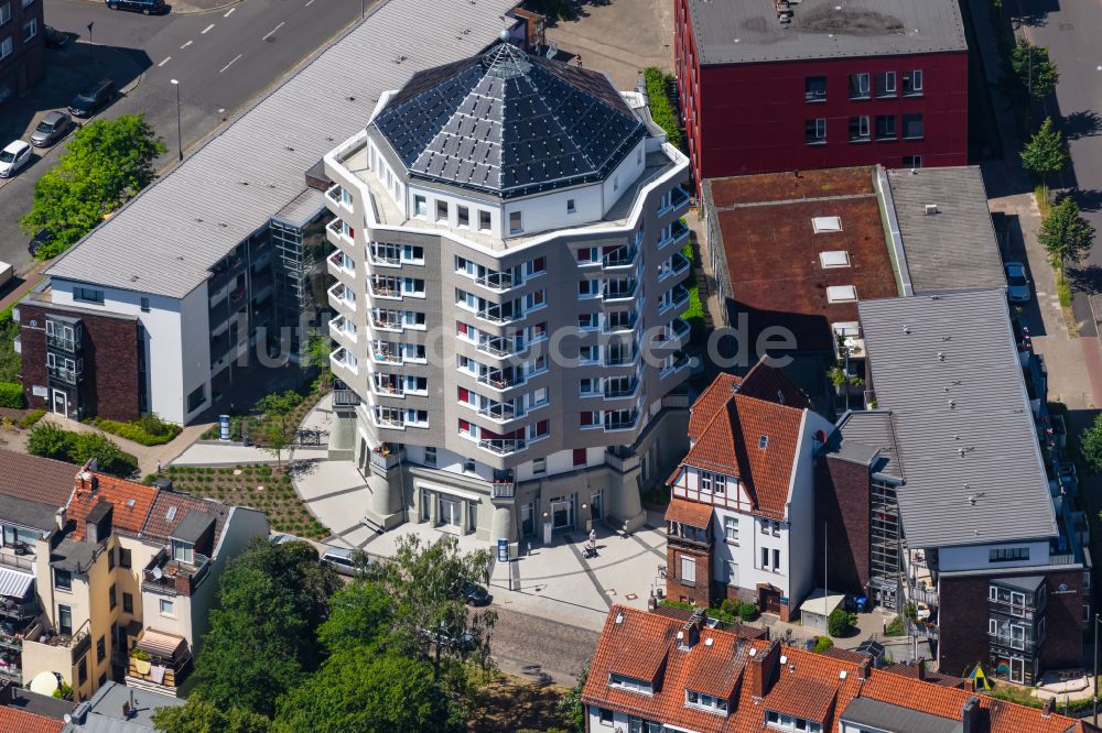Luftbild Bremen - Gebäude eines Mehrfamilien- Wohnhauses mit seniorengerechten Wohnungen Wasserturm Walle an der Karl-Peters-Straße in Bremen, Deutschland