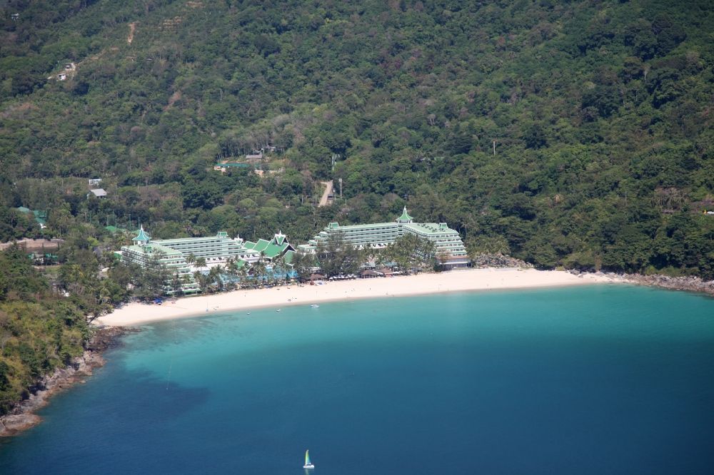 Luftbild Karon - Gebäude des Le Meridian Beach Hotel bei der Stadt Karon auf der Insel Phuket in Thailand