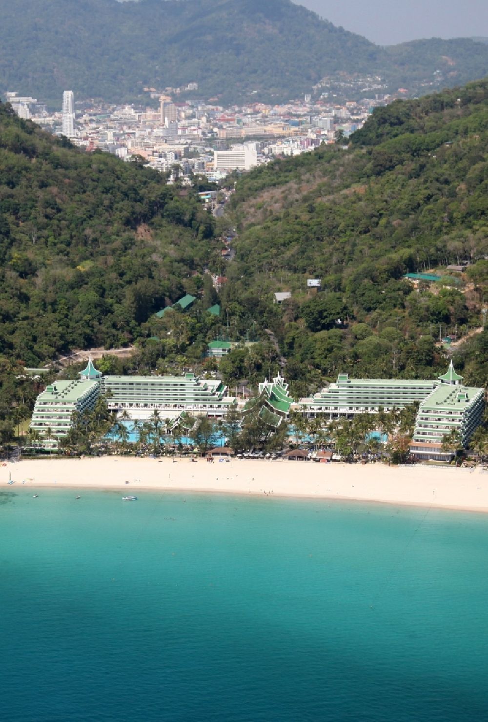 Luftbild Karon - Gebäude des Le Meridian Beach Hotel bei der Stadt Karon auf der Insel Phuket in Thailand