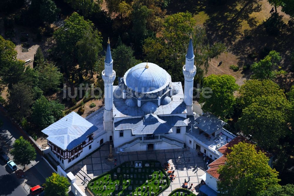 Luftaufnahme Berlin - Gebäude der Moschee Sehitlik Camii am Columbiadamm im Ortsteil Neukölln in Berlin, Deutschland