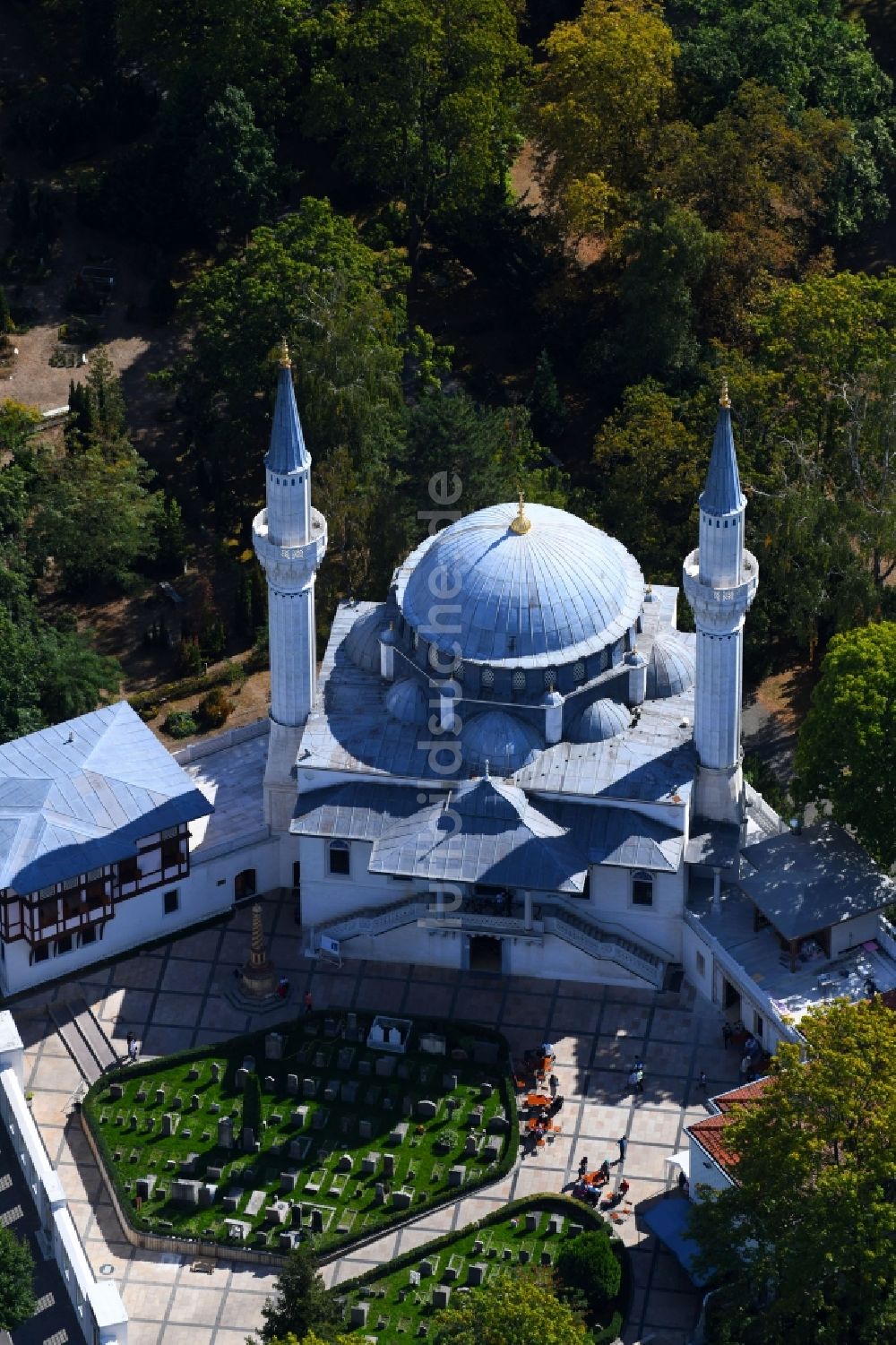 Berlin aus der Vogelperspektive: Gebäude der Moschee Sehitlik Camii am Columbiadamm im Ortsteil Neukölln in Berlin, Deutschland