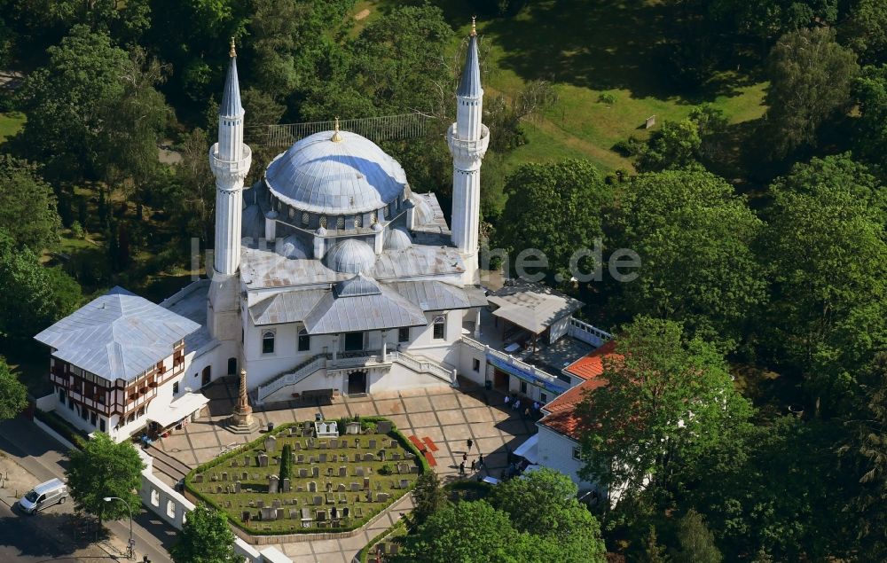 Luftaufnahme Berlin - Gebäude der Moschee Sehitlik Camii am Columbiadamm im Ortsteil Neukölln in Berlin, Deutschland