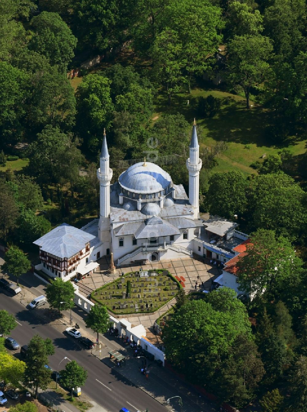 Berlin von oben - Gebäude der Moschee Sehitlik Camii am Columbiadamm im Ortsteil Neukölln in Berlin, Deutschland
