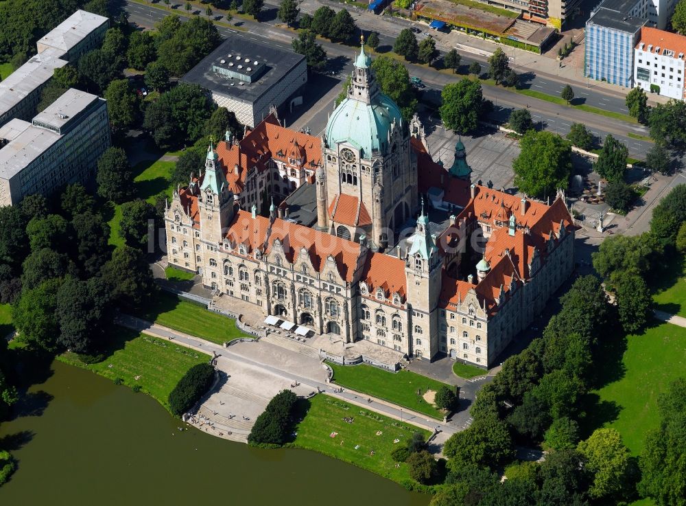 Luftaufnahme Hannover - Gebäude des Neuen Rathaus am Maschpark am Maschsee in der Landeshauptstadt Hannover im Bundesland Niedersachsen