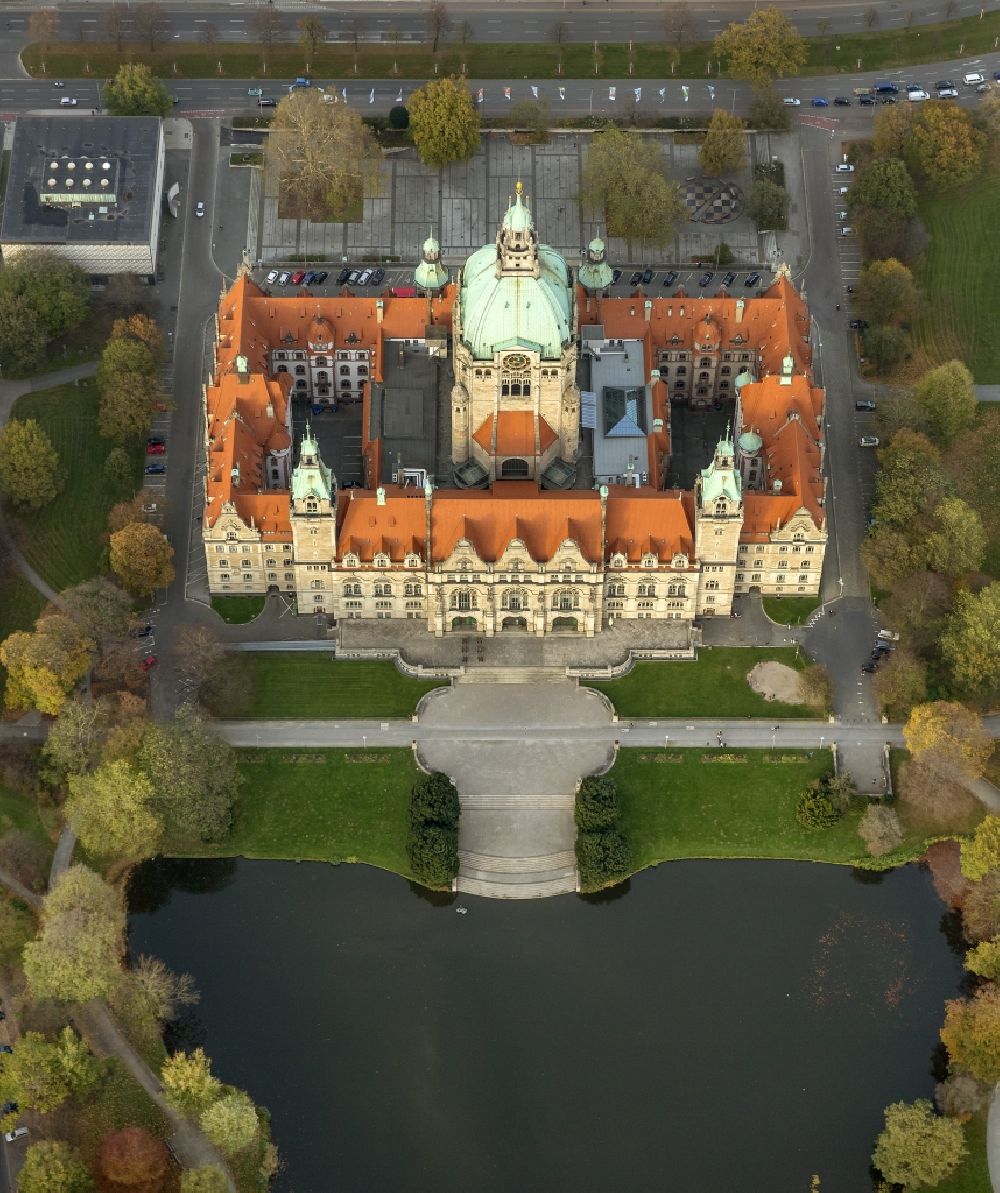 Luftaufnahme Hannover - Gebäude des Neuen Rathaus am Maschpark am Maschsee in der Landeshauptstadt Hannover im Bundesland Niedersachsen