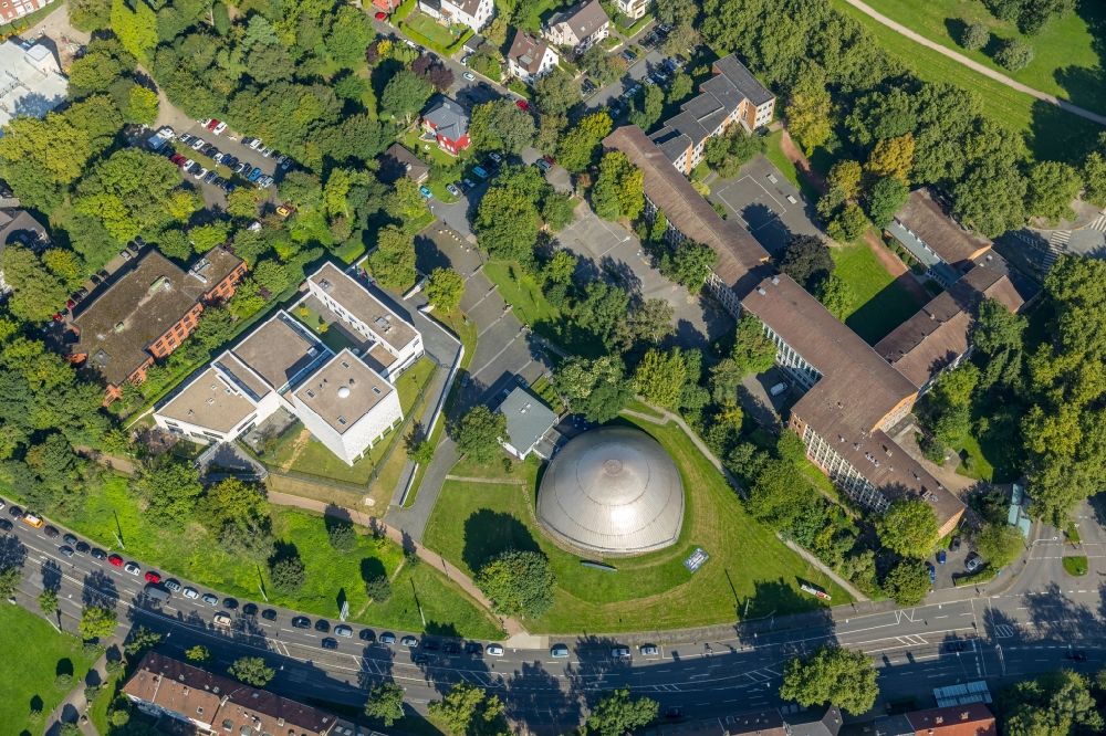 Luftaufnahme Bochum - Gebäude und Observatorium des Planetarium zwischen der Hildegardis-Schule und einer Synagoge in Bochum im Bundesland Nordrhein-Westfalen, Deutschland