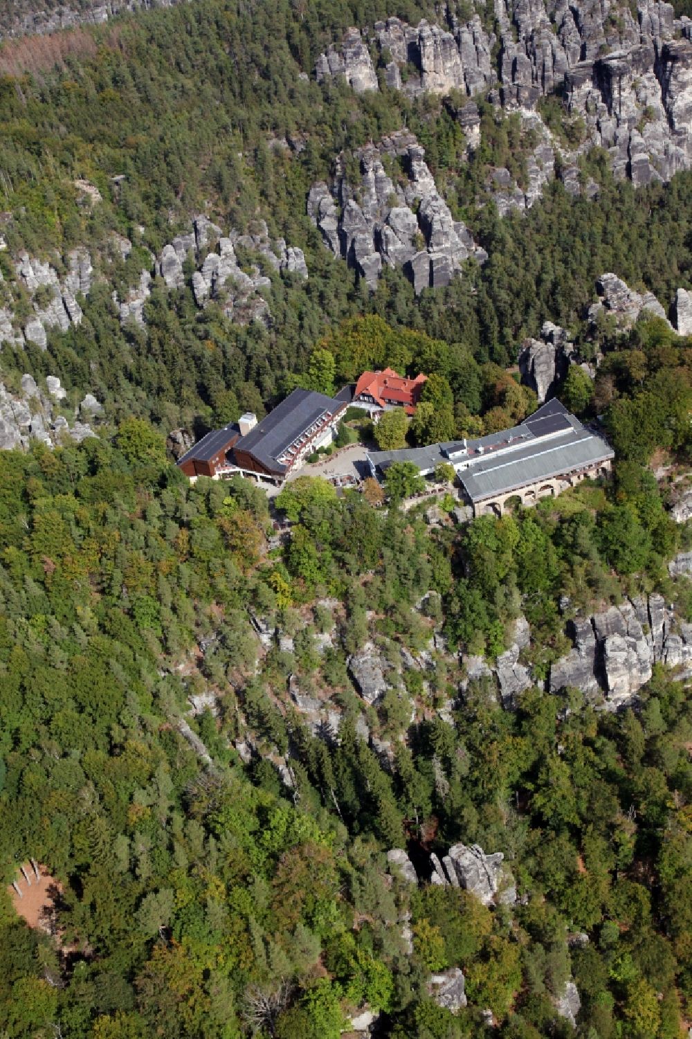 Rathen aus der Vogelperspektive: Gebäude des Panorama Restaurant Bastei in Rathen im Bundesland Sachsen, Deutschland