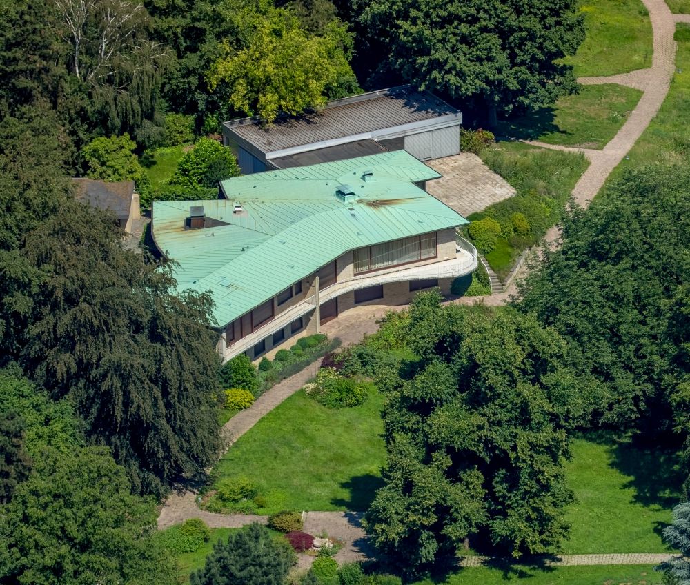 Essen aus der Vogelperspektive: Gebäude und Parkanlagen des Bungalows von Berthold Beitz (1913 - 2013)in Essen im Bundesland Nordrhein-Westfalen