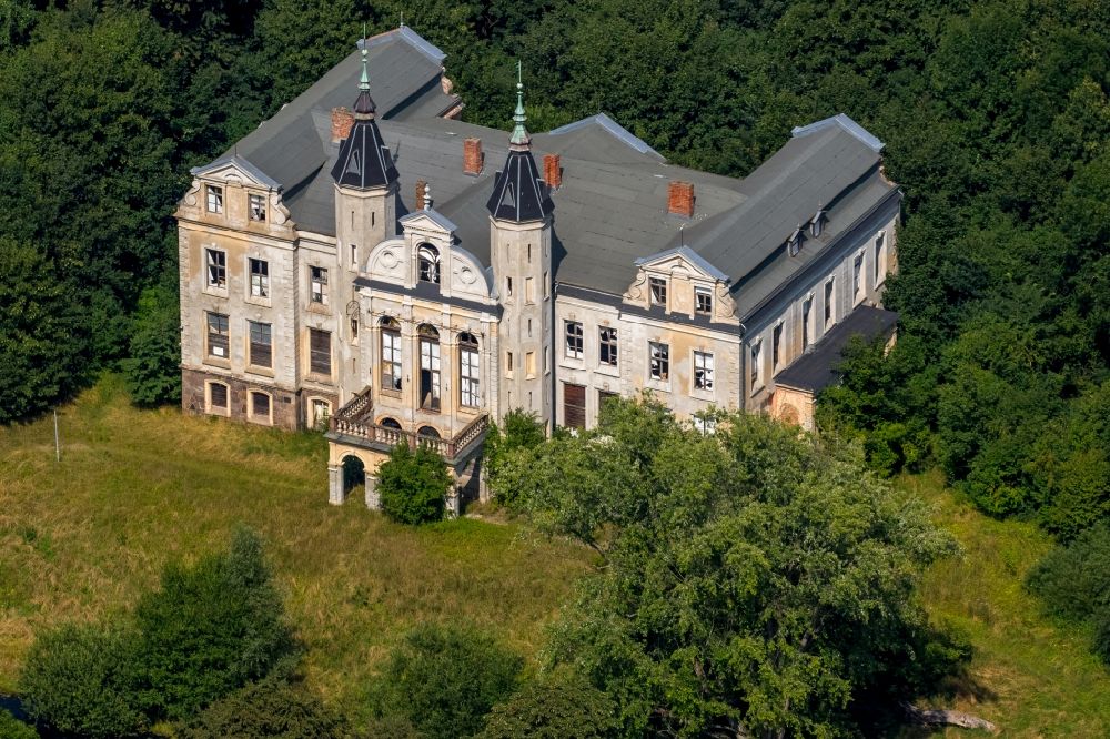 Luftbild Penzlin - Gebäude und Parkanlagen des ehemaligen Gutshauses und Herrenhauses Mallin in Penzlin im Bundesland Mecklenburg-Vorpommern