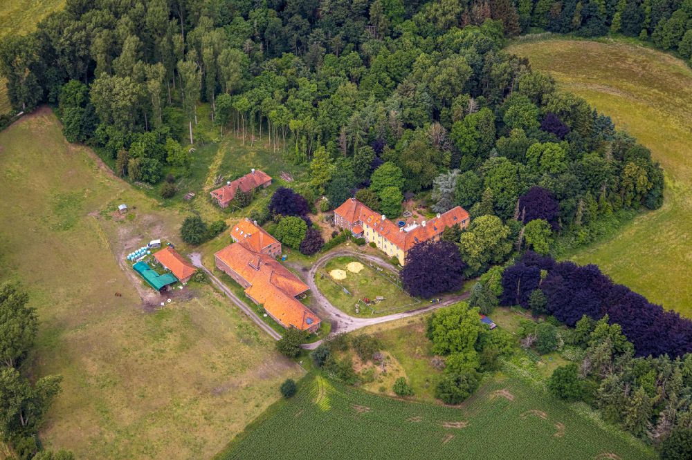 Dorsten von oben - Gebäude und Parkanlagen des Gutshauses Haus Hagenbeck in Dorsten im Bundesland Nordrhein-Westfalen, Deutschland