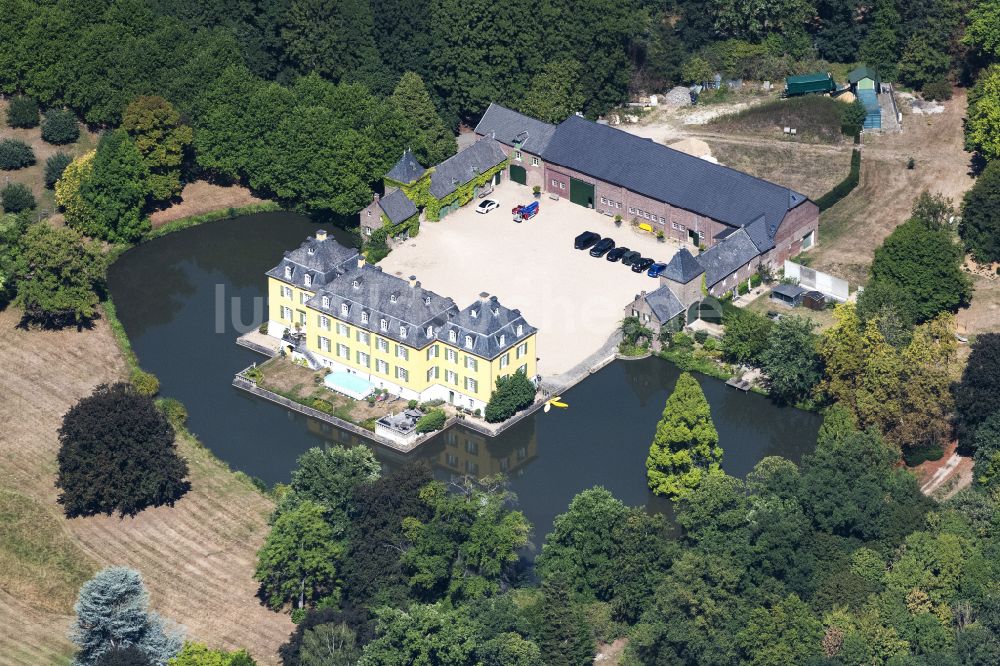 Luftbild Hückelhoven - Gebäude und Parkanlagen des Gutshauses Haus Hall in Hückelhoven im Bundesland Nordrhein-Westfalen, Deutschland