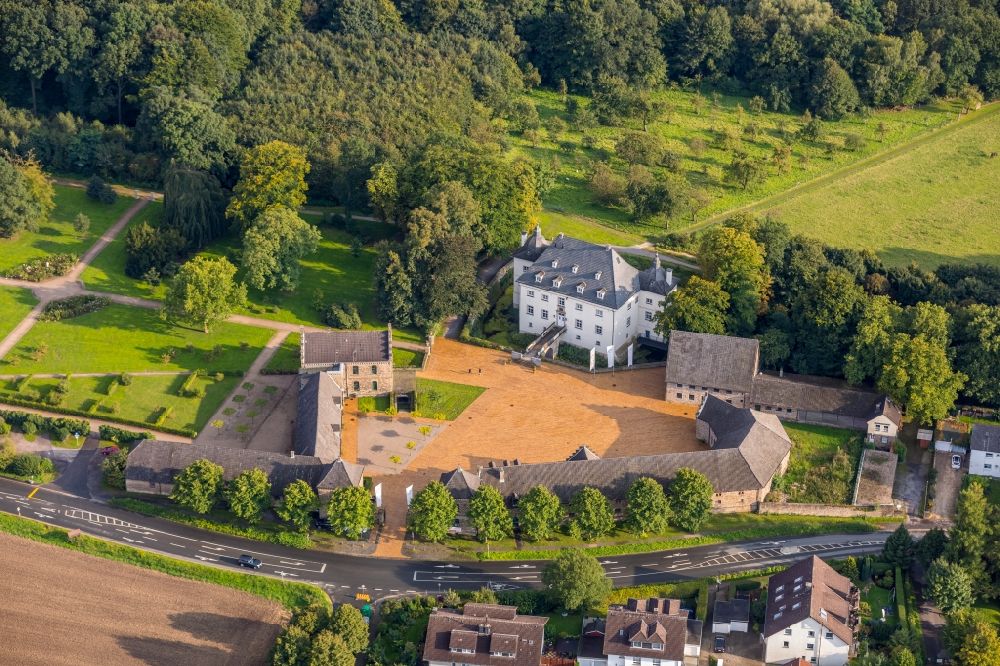 Luftbild Holzwickede - Gebäude und Parkanlagen des Gutshauses Haus Opherdicke in Holzwickede im Bundesland Nordrhein-Westfalen, Deutschland