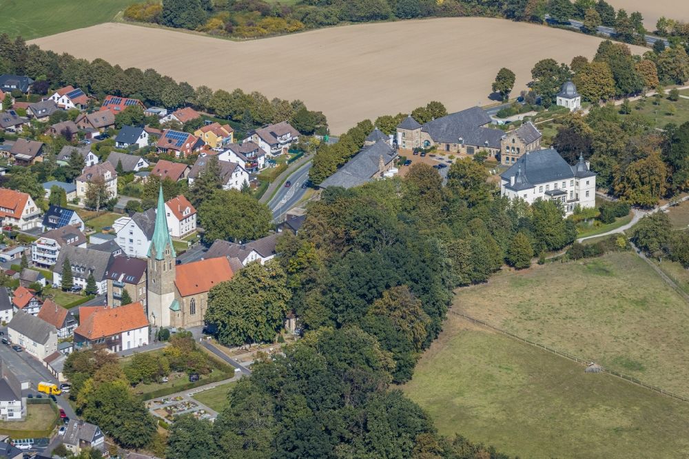 Luftbild Holzwickede - Gebäude und Parkanlagen des Gutshauses Haus Opherdicke in Holzwickede im Bundesland Nordrhein-Westfalen, Deutschland