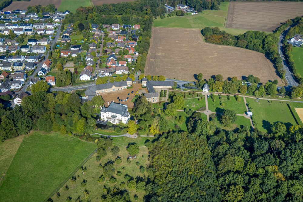 Opherdicke von oben - Gebäude und Parkanlagen des Gutshauses Haus Opherdicke in Opherdicke im Bundesland Nordrhein-Westfalen, Deutschland