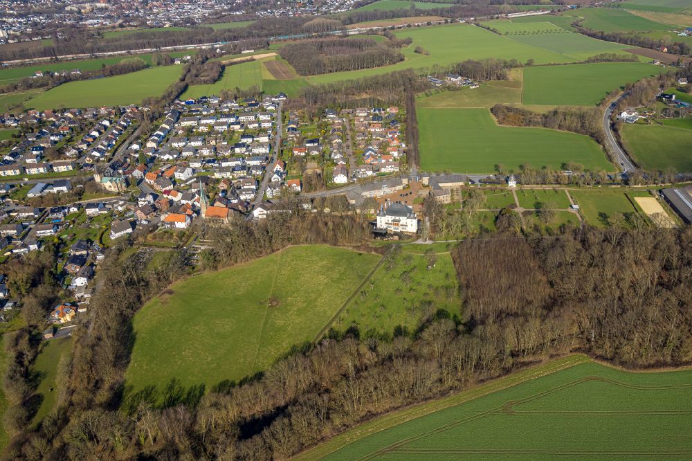 Luftaufnahme Opherdicke - Gebäude und Parkanlagen des Gutshauses Haus Opherdicke in Opherdicke im Bundesland Nordrhein-Westfalen, Deutschland