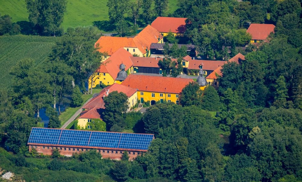 Rödinghausen von oben - Gebäude und Parkanlagen des Gutshauses und Herrenhauses Gut Böckel in Rödinghausen im Bundesland Nordrhein-Westfalen