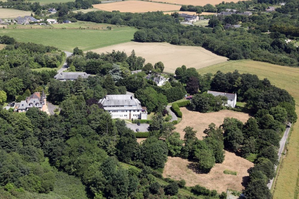 Luftbild Pleurtuit - Gebäude und Parkanlagen eines Gutshauses und Herrenhauses im Ortsteil Ker Goat in Pleurtuit in Bretagne, Frankreich