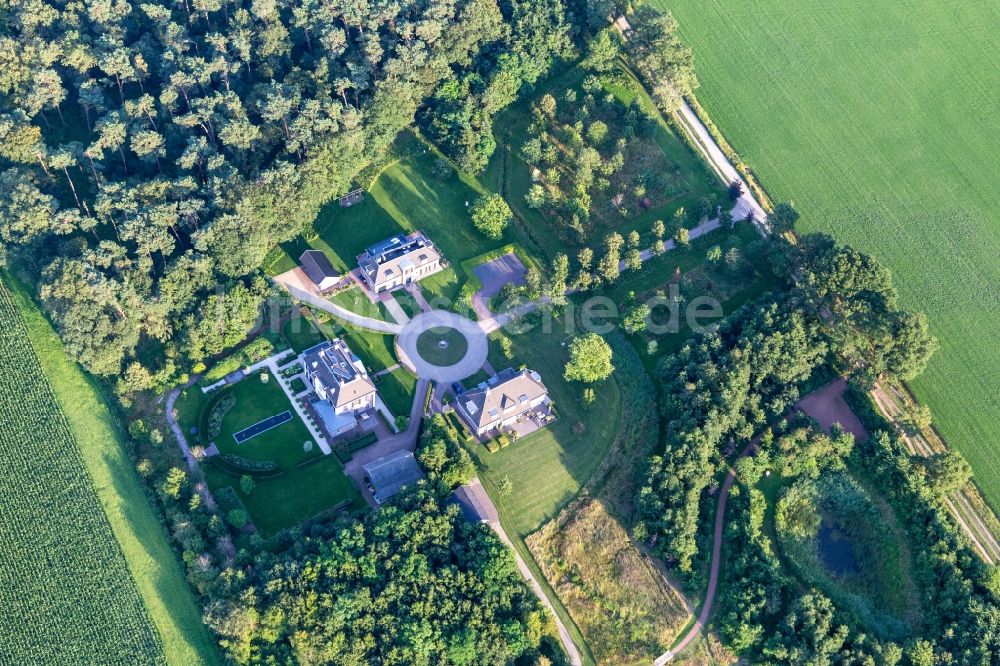 Luftaufnahme Winterswijk Miste - Gebäude und Parkanlagen des Gutshauses und Herrenhauses in Winterswijk Miste in Gelderland, Niederlande