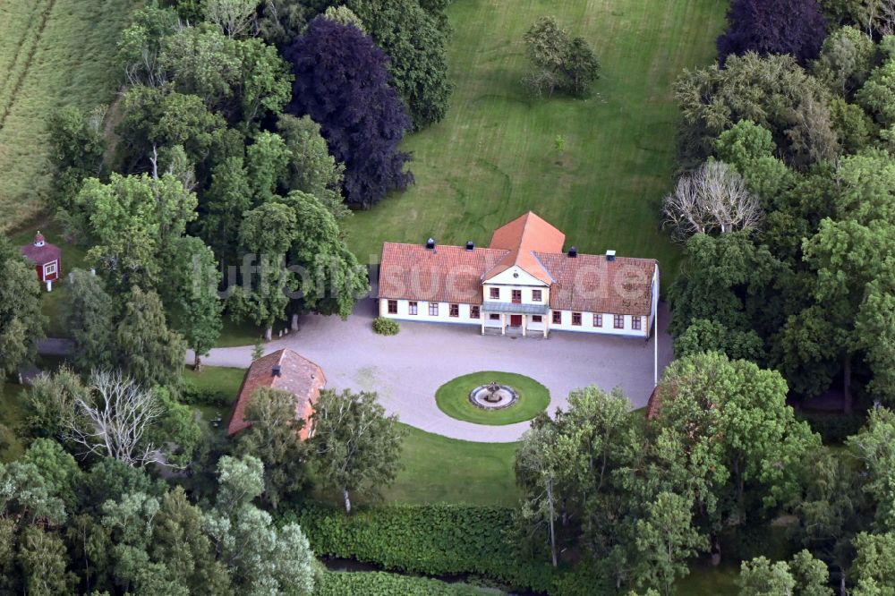 Mjölby aus der Vogelperspektive: Gebäude und Parkanlagen des Gutshauses Lindevad säteri in Östergötland County, Schweden