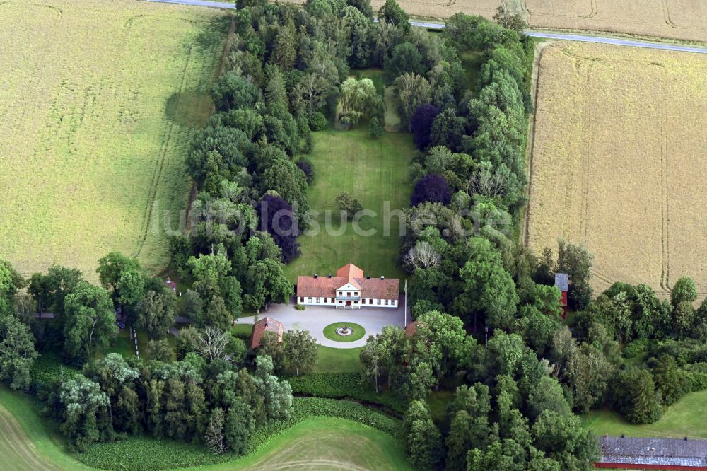Luftaufnahme Mjölby - Gebäude und Parkanlagen des Gutshauses Lindevad säteri in Östergötland County, Schweden