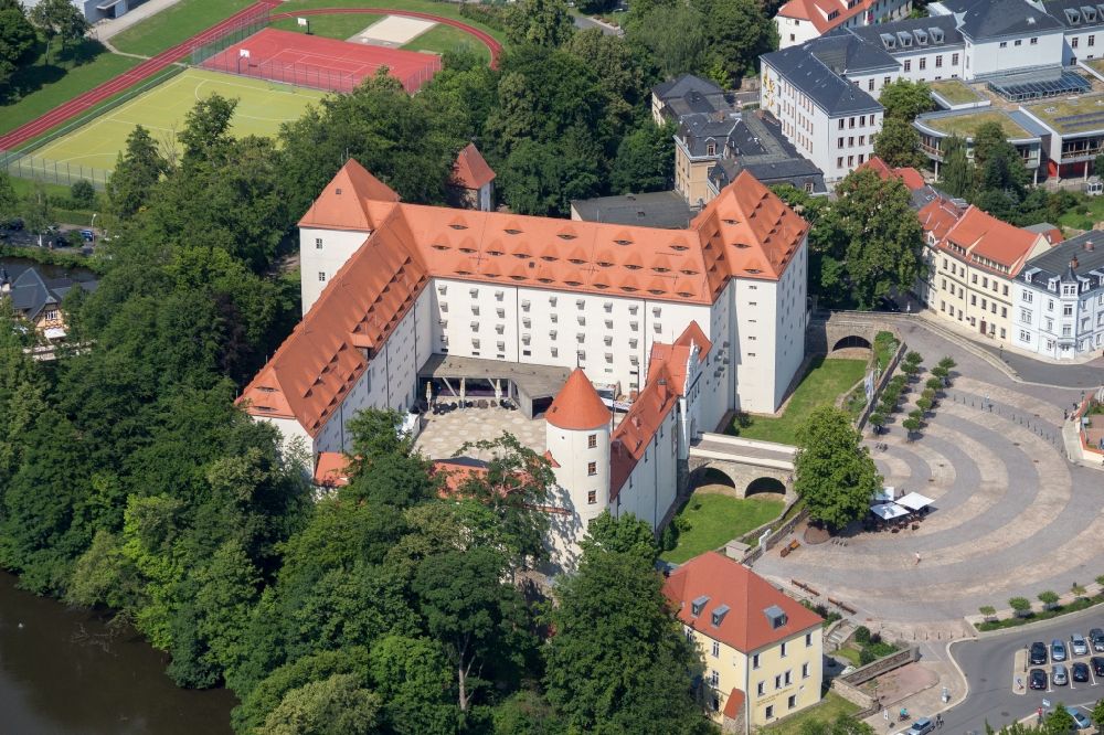 Freiberg von oben - Gebäude und Parkanlagen des Schloss Freudenstein in Freiberg im Bundesland Sachsen