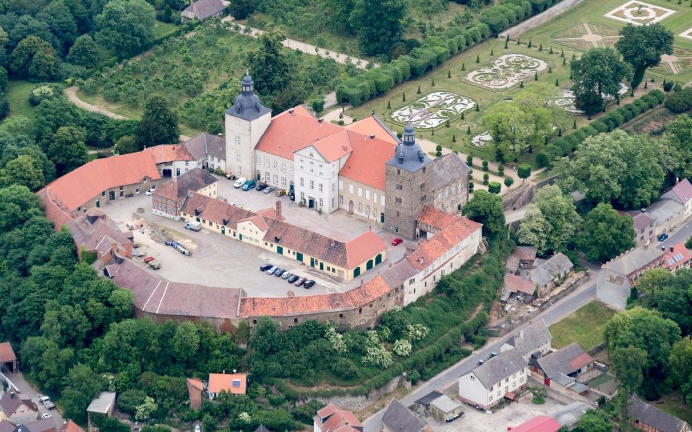 Haldensleben von oben - Gebäude und Parkanlagen des Schloß Hundisburg in Haldensleben im Bundesland Sachsen-Anhalt