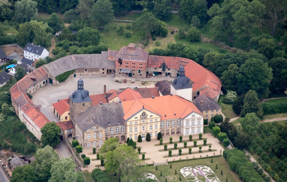Luftaufnahme Haldensleben - Gebäude und Parkanlagen des Schloß Hundisburg in Haldensleben im Bundesland Sachsen-Anhalt