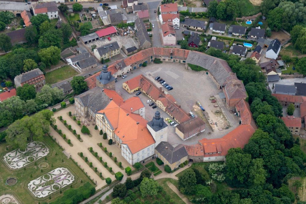 Luftaufnahme Haldensleben - Gebäude und Parkanlagen des Schloß Hundisburg in Haldensleben im Bundesland Sachsen-Anhalt