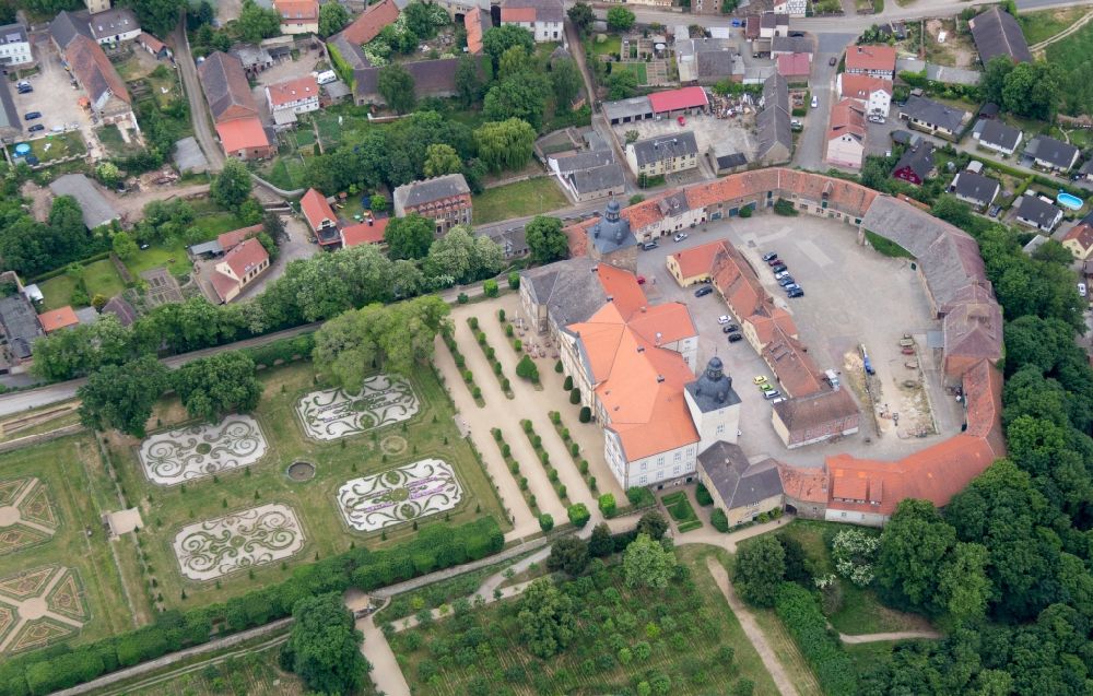 Haldensleben von oben - Gebäude und Parkanlagen des Schloß Hundisburg in Haldensleben im Bundesland Sachsen-Anhalt