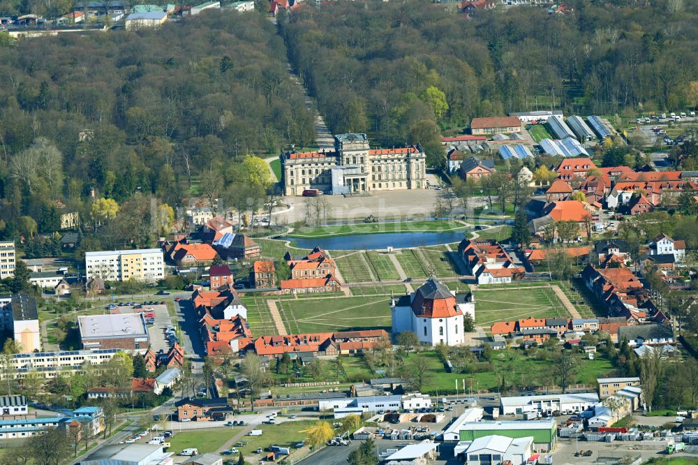 Luftbild Ludwigslust - Gebäude und Parkanlagen des Schloß in Ludwigslust im Bundesland Mecklenburg-Vorpommern