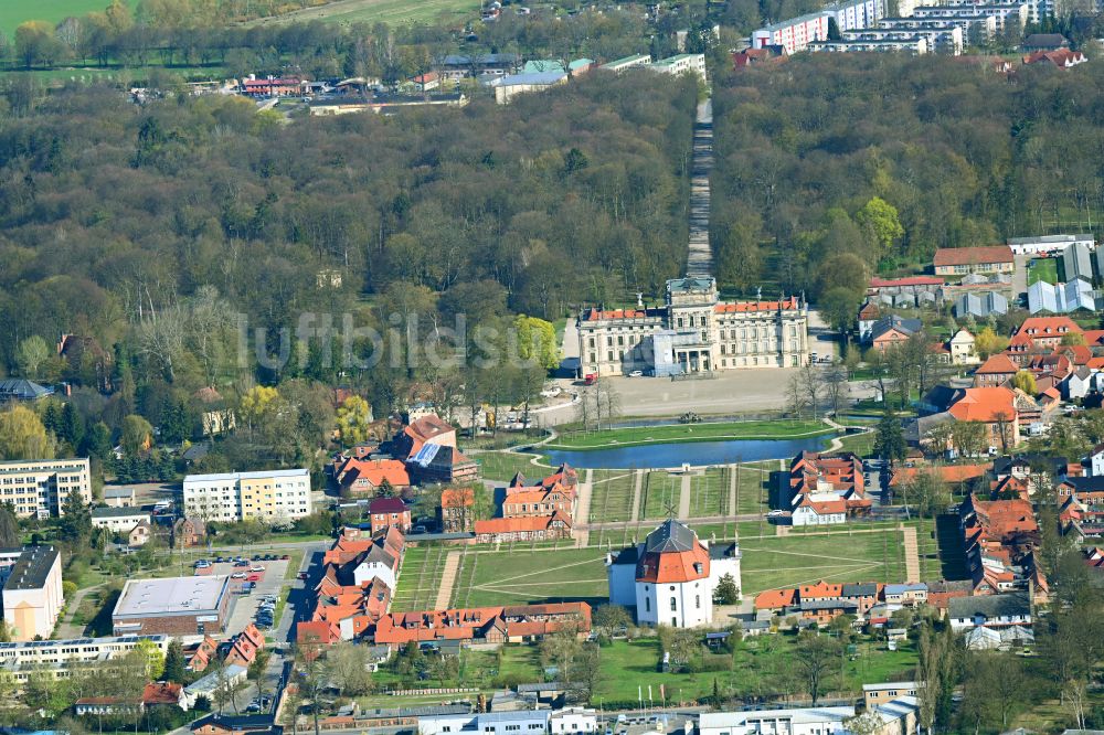 Luftaufnahme Ludwigslust - Gebäude und Parkanlagen des Schloß in Ludwigslust im Bundesland Mecklenburg-Vorpommern