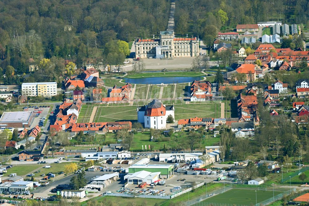Ludwigslust von oben - Gebäude und Parkanlagen des Schloß in Ludwigslust im Bundesland Mecklenburg-Vorpommern