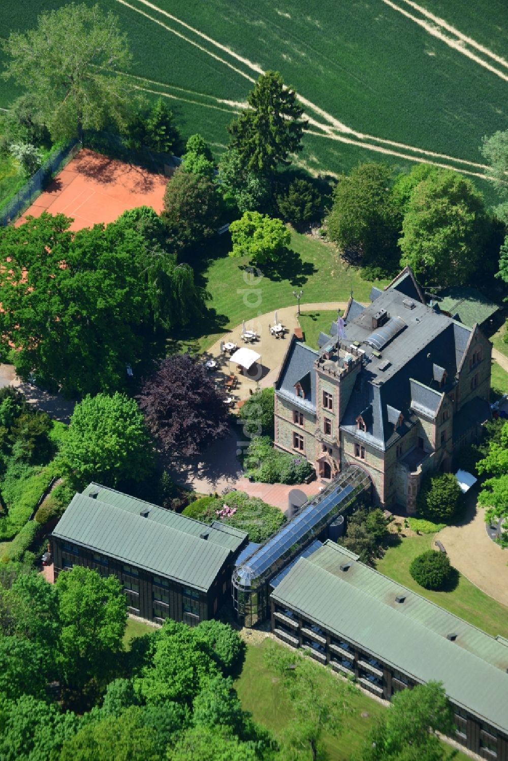 Kelkheim (Taunus) von oben - Gebäude und Parkanlagen des Schloß - Schlosshotel Rettershof in Kelkheim (Taunus) im Bundesland Hessen