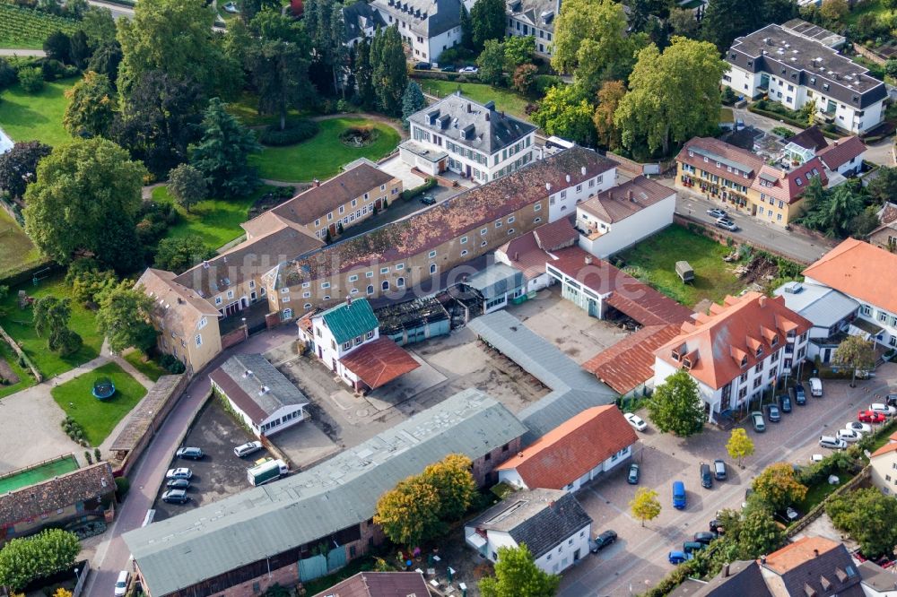 Luftbild Wachenheim an der Weinstraße - Gebäude und Parkanlagen des Weingut Dr. Bürklin-Wolf in Wachenheim an der Weinstraße im Bundesland Rheinland-Pfalz, Deutschland