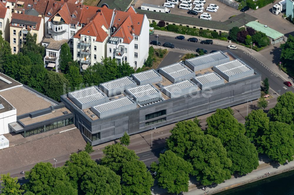 Hannover aus der Vogelperspektive: Gebäude des Parkhauses am Sprengel Museum in Hannover im Bundesland Niedersachsen, Deutschland